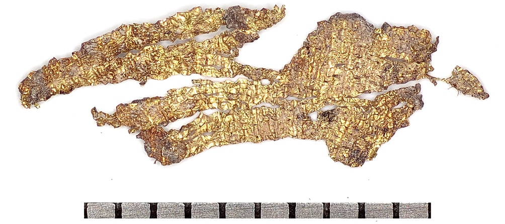 Photo de détail d’un fragment de fil d’or © F. Médard Anatex